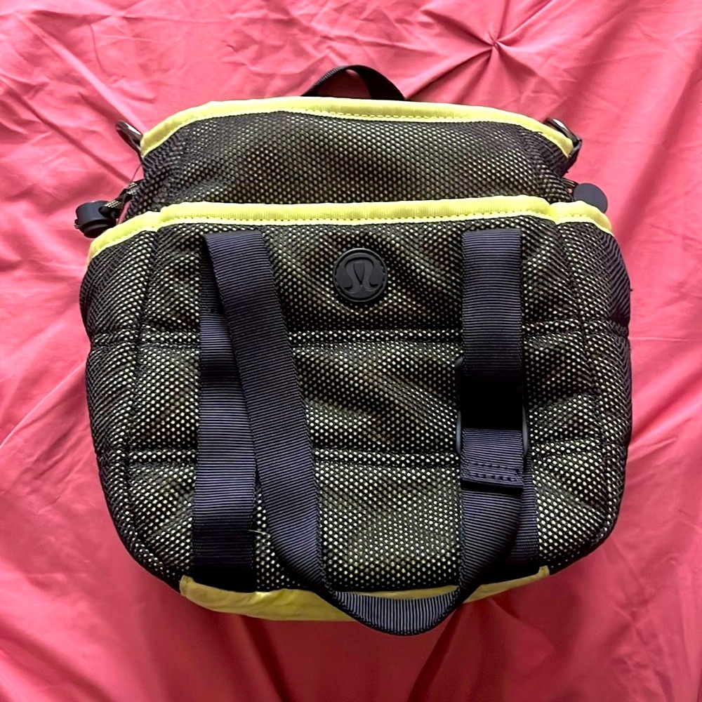 Lululemom Dash All Day Bucket Bag
Green with black mesh.
